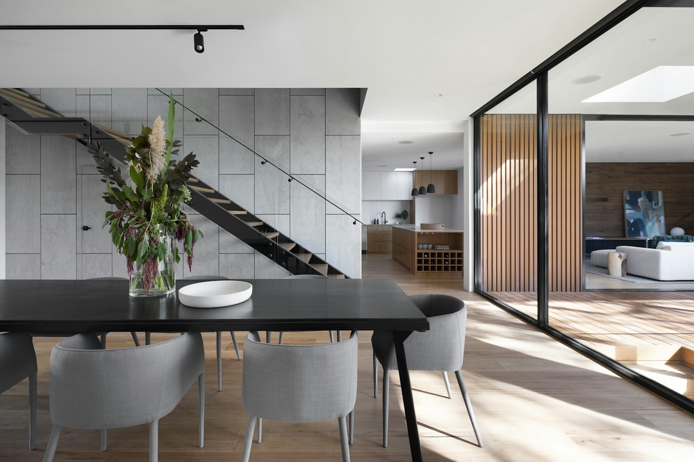 Inspiración de diseño: interior residencial luminoso con acabados naturales